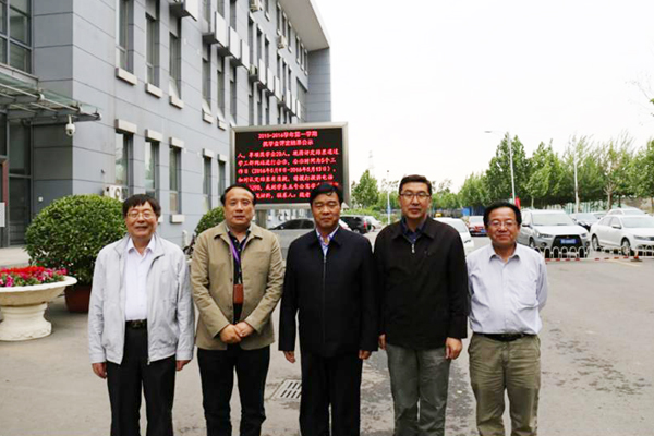 孙进院长与天津职业大美狮贵宾会长刘斌（左二）、原校长董刚（右二）等校领导合影