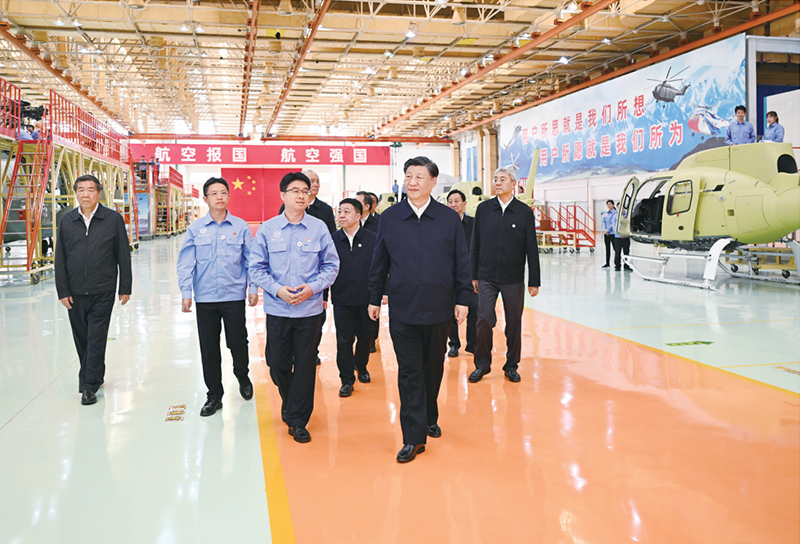2023年10月10日至13日，中共中央总书记、国家主席、中央军委主席习近平在江西考察。这是11日上午，习近平在景德镇市昌河飞机工业（集团）有限公司考察。 新华社记者 燕雁/摄