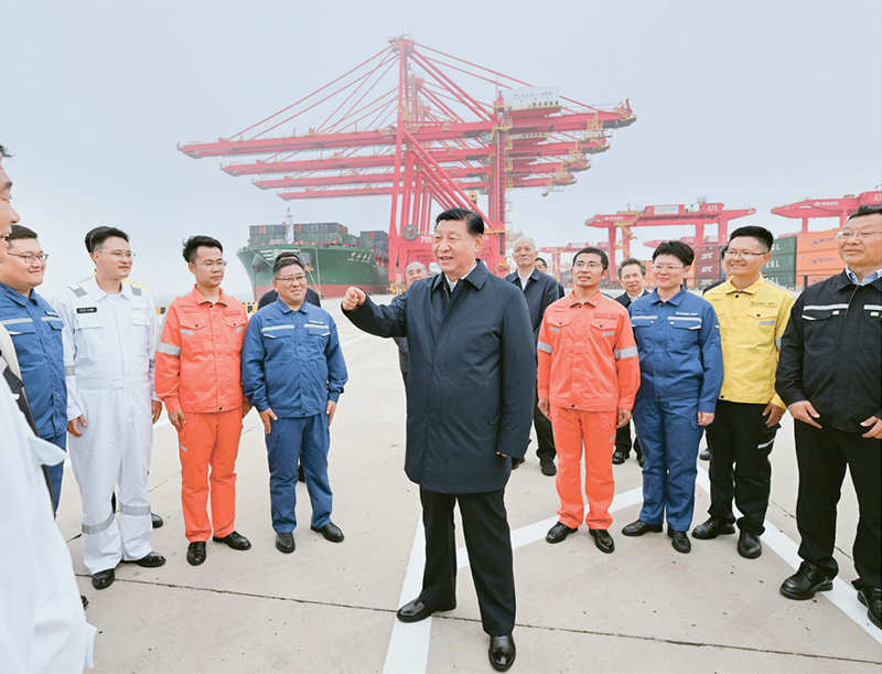 2024年5月22日至24日，中共中央总书记、国家主席、中央军委主席习近平在山东考察。这是22日下午，习近平在日照港亲切慰问港口科技工作者、运营人员、航运人员。 新华社记者 谢环驰/摄