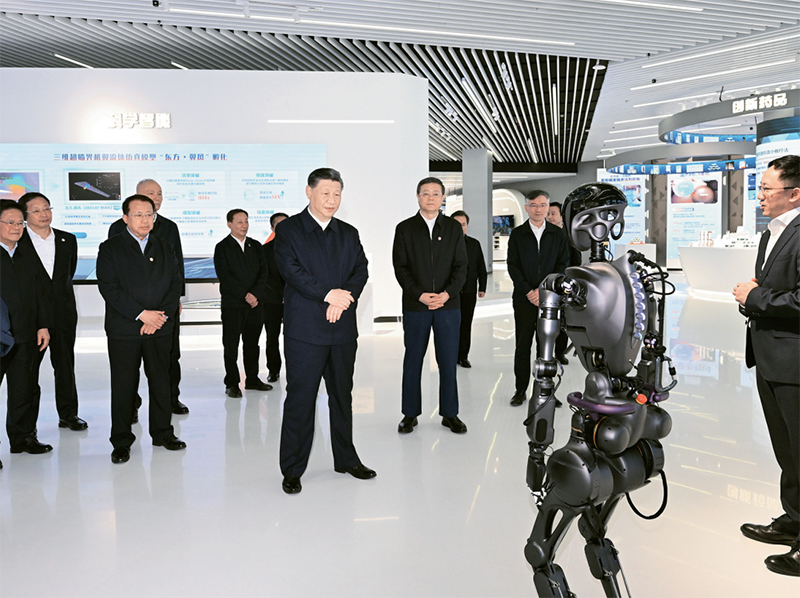 2023年11月28日至12月2日，中共中央总书记、国家主席、中央军委主席习近平在上海考察。这是11月28日下午，习近平在浦东新区张江科学城参观上海科技创新成果展。 新华社记者 谢环驰/摄