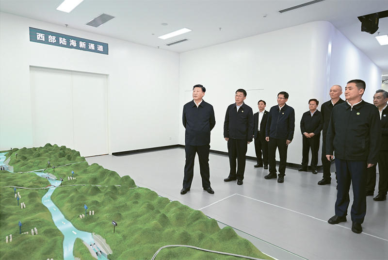 2023年12月14日至15日，中共中央总书记、国家主席、中央军委主席习近平在广西考察。这是14日上午，习近平在南宁市考察中国—东盟信息港股份有限公司，结合平陆运河沙盘听取西部陆海新通道骨干工程建设汇报。 新华社记者 谢环驰/摄